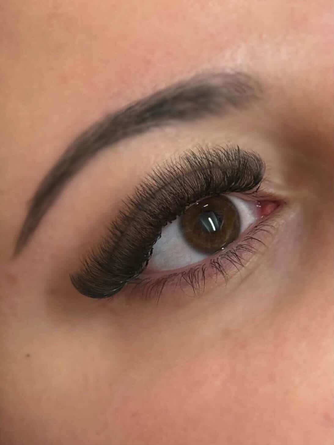 Close-up van een lash behandeling bij Fabulous Facess